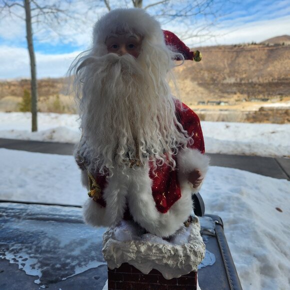 Santa Figurine holding bag of toys - Old World Collection - Picture 3 of 8